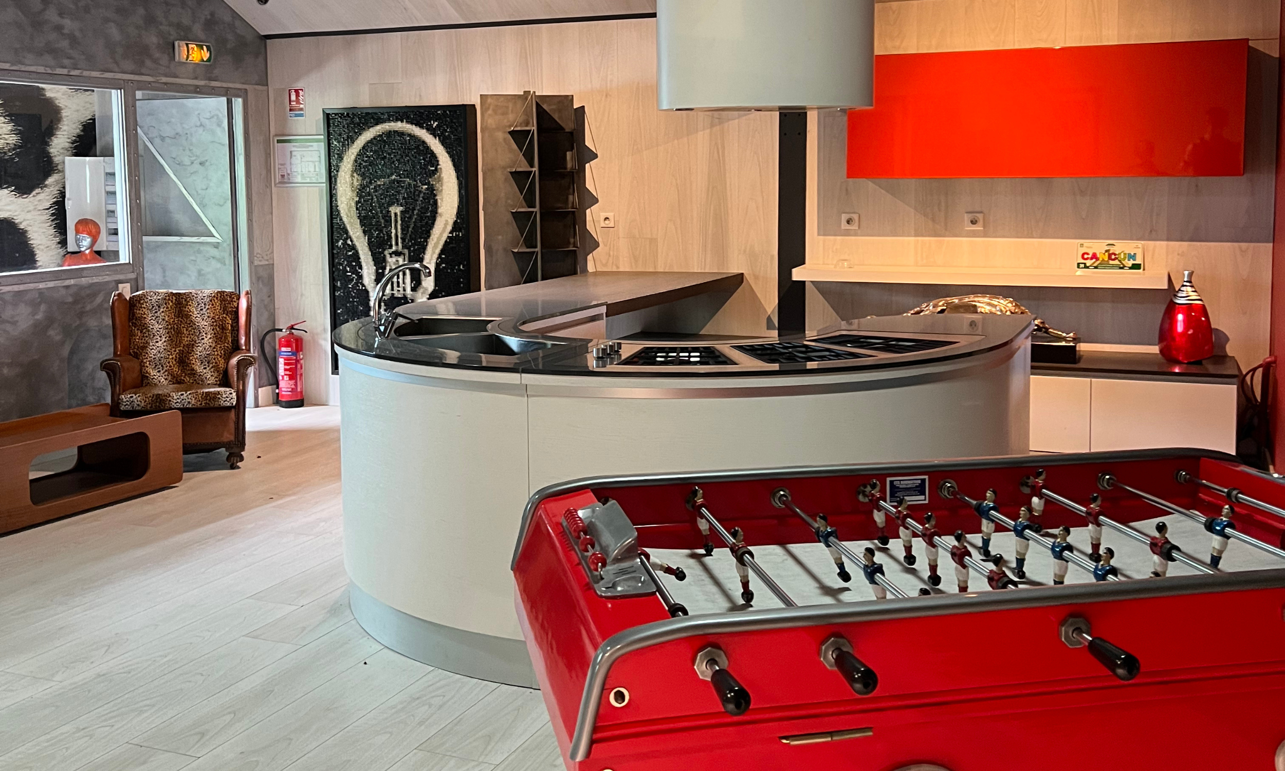 Espace Totem _ Un espace de travail tout équipé pour votre confort